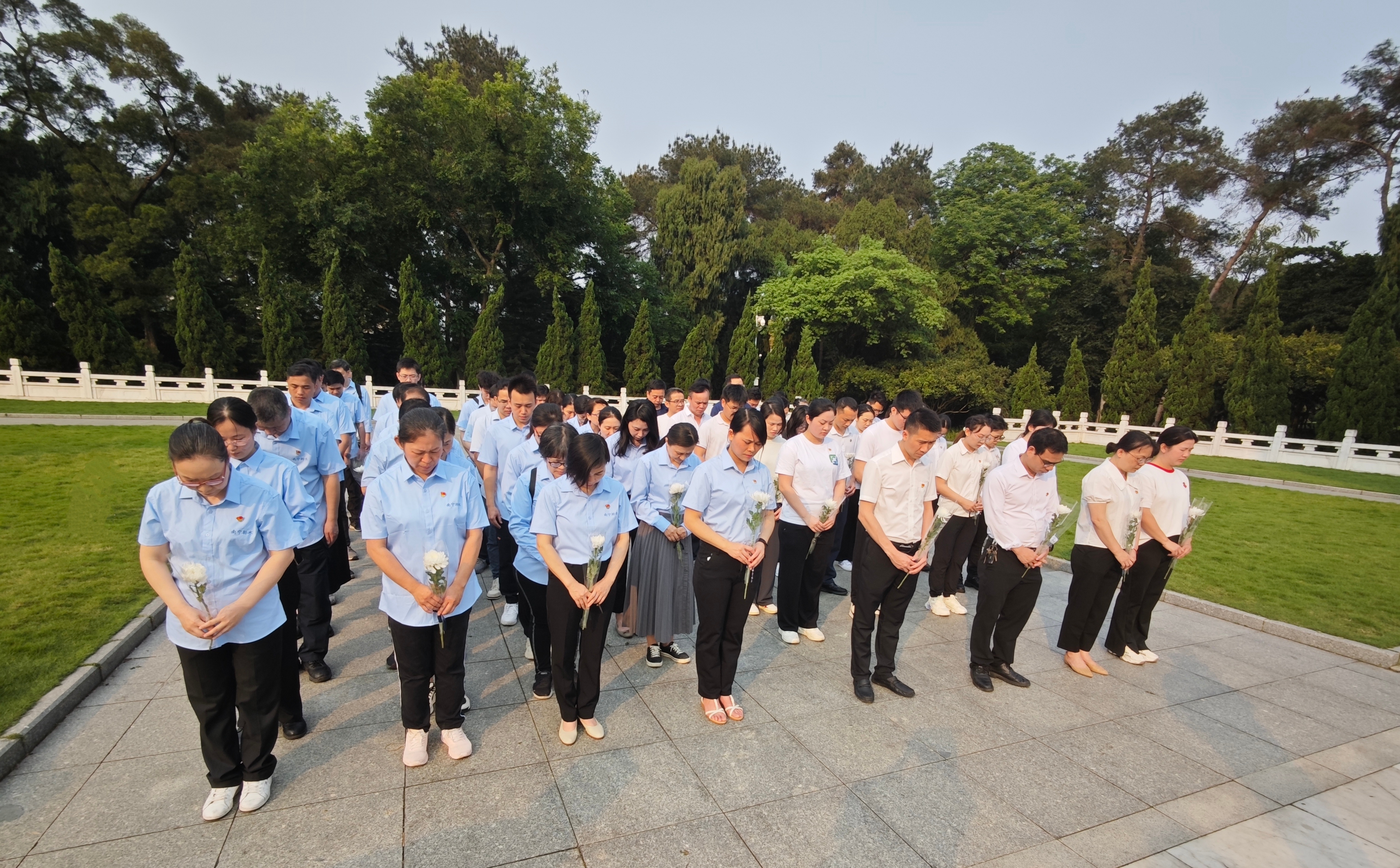 市排水公司黨總支、南寧建康環(huán)保公司黨支部 聯(lián)合開展“學(xué)黨史憶英烈 祭忠魂守初心” 主題黨日活動